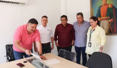 El alcalde Edinson Palma, el directo de Fiscalía Atlántico, Elkin Chiquillo; la asesora Jackeline Reina; el subdirector de víctimas, Hermes Melo y el coordinador de Fiscalía de Sabanalarga, José Soto.