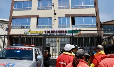 Organismos de socorro frente a la fábrica de tamales 'Eduard'