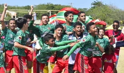 Integrantes de Academia Barranquillera festejan tras vencer por tiros desde el punto penal a Killa FC, en la categoría 2011.