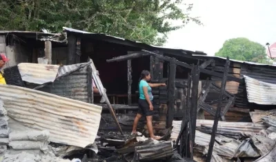 Una damnificada camina entre los escombros de lo que fue su vivienda en el asentamiento Nuevo Milenio de Montería