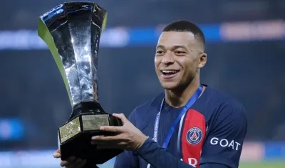 Kylian Mbappé con el trofeo de la Supercopa que el PSG le ganó al Toulouse. 