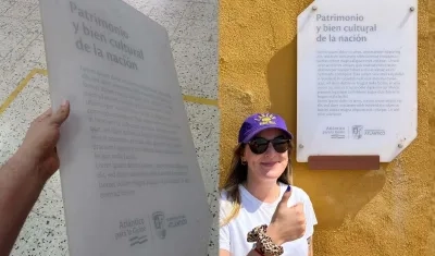 La placa con el 'relleno de texto' y en la otra imagen, la turista que dejó al descubierto el error