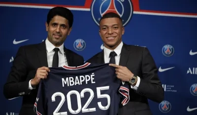 Nasser Al Khelaifi y Kylian Mbappé cuando anunciaron la última renovación del futbolista. 