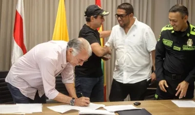El gobernador Eduardo Verano, el alcalde Distrital, Alex Char, el alcalde de Puerto, Plinio Cedeño y el comandante de la Mebar, Herbert Benavidez