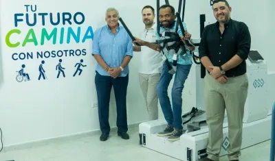 Iván Reátiga, director científico de la Fundación Campbell, entre otros, en los ensayos del robot con uno de los pacientes