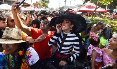 Todos querían una foto con 'Meme' Cure en el desfile de la 84.