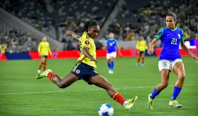 Linda Caicedo intenta un remate hacia la portería de Brasil.