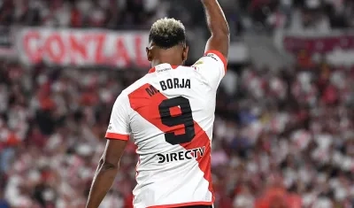 Borja marcó tres goles ante Vélez y se fue aclamado por la afición de River. 