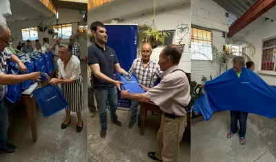 Abuelos recibiendo su ruana en Caldas.