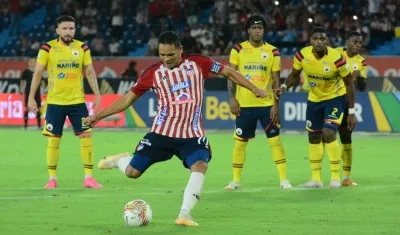 Carlos Bacca abrió el marcador al convertir una pena máxima.