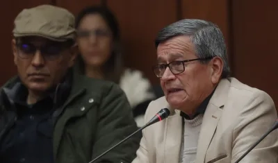 Pablo Beltrán (derecha), jefe negociador del ELN.