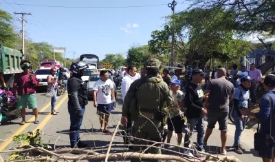 Con ramas, cinta y una moto cerraron la vía.