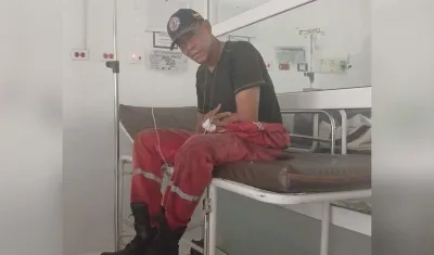 Uno de los bomberos agredidos en Sabanalarga. 