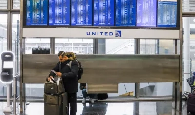 Un hombre revisa el estado de los vuelos en el aeropuerto de Chicago. 