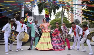 Omar Gómez, Rey Momo de Galapa, la Reina del Carnaval, Laury Ayala, y los Reyes del Carnaval de los Niños, Fadya Manzur y Samuel Salas