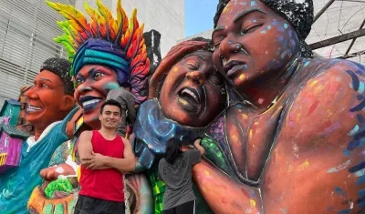 Carroza 'Contra viento y marea' junto a su creador Edwin Ramos