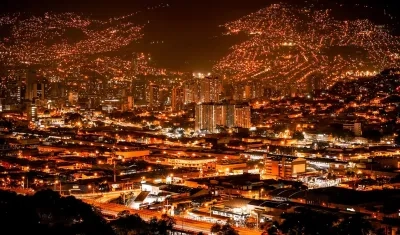 Aspecto nocturno de la ciudad de Medellín. 