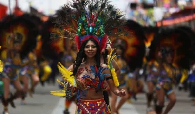 Una integrante de una comparsa baila la danza 'Tobas' hoy, durante un desfile del carnaval en Oruro (Bolivia). 