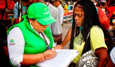 Funcionaria del Banco Agrario entrevistando a una ciudadana. 