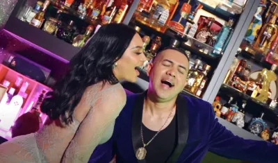 La modelo Andrea Valdiri y Diego Daza.