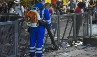Las escobitas dividieron el trabajo en varios turnos.