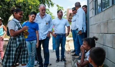 Gobernador Eduardo Verano junto a estudiantes.