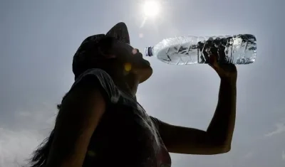 Hidratarse es fundamental para evitar un 'golpe de calor'. 