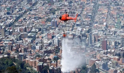 Helicóptero apagando un incendio forestal. 