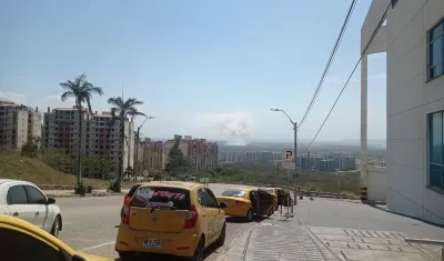 Residentes del sector reportaron tres focos de incendio. 