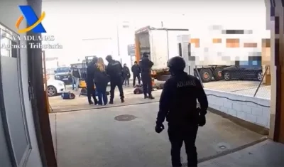 Uniformados de la Aduana en el operativo de la incautación de droga. 