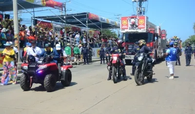 Autoridades dieron apertura al desfile.