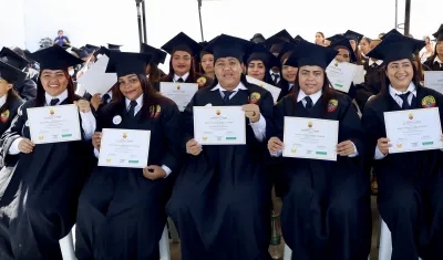 Internas y pospenadas de El Buen Pastor en su graduación.