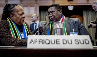 La ministra de Asuntos Exteriores de Sudáfrica, Naledi Pandor, y Vusimuzi Madonsela, embajador de Sudáfrica en los Países Bajos. 