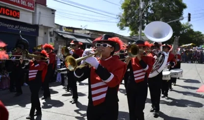 La banda marcial Instituto Técnico Industrial de Florencia, desfilando en el Carnaval de Barranquilla