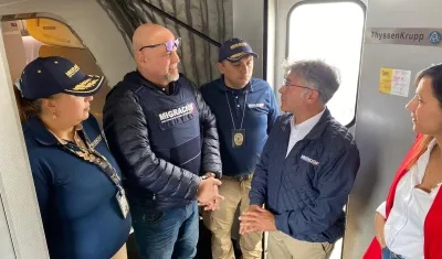 Salvatore Mancuso, exjefe paramilitar, fue recibido por el director de Migración Colombia, Fernando García. 