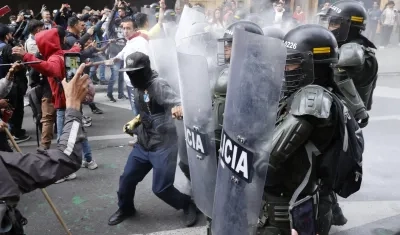 La Policía tuvo que actuar para disipar a los manifestantes a las afuera de la Corte Suprema. 