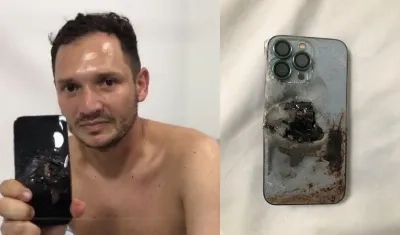 El capitán muestra el celular que le salvó la vida. 