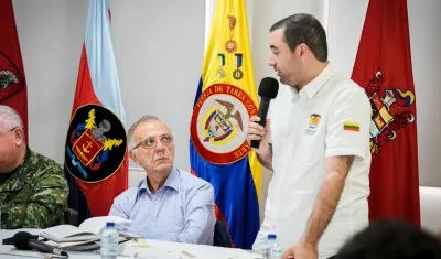 El Ministro de Defensa, Iván Velásquez, escucha al gobernador de Bolívar, Yamil Arana