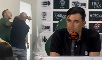 Jhon Bodmer viendo al hincha que lo insultó.