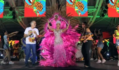 Natalia Muñoz, Reina del Carnaval del Atlántico junto al Gobernador Eduardo Verano, y la Secretaria de Cultura, Verónica Cantillo.