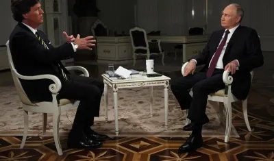 El presidente ruso, Vladimir Putin, asiste a una entrevista con el periodista estadounidense Tucker Carlson en el Kremlin de Moscú. 