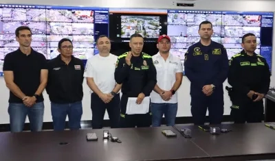 Autoridades en el Puesto de Mando Unificado. 