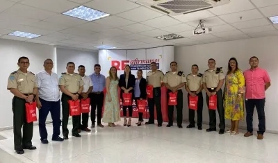 Miembros de las Fuerzas Armadas de Honduras junto a Directivas de la Universidad Libre Seccional Barranquilla.