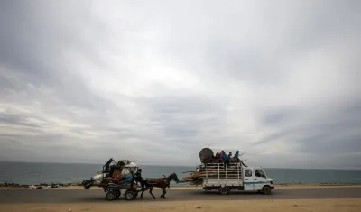 Personas evacúan Rafah por anunciado ataque Israel.