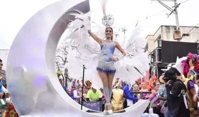 La Reina Melissa Cure con la Luna de Barranquilla a la que le cantó Esthercita Forero