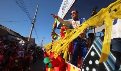 Rey Momo en su desfile en la calle 17. 