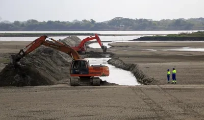 Hacen canales para que el agua llegue a las poblaciones.