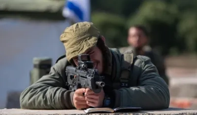 Soldado Israelí en la frontera con Líbano. 