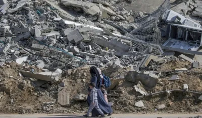 Una madre palestina camina con sus hijos.