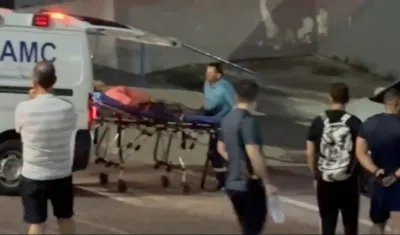 Uno de los vigilantes sacados en ambulancia.